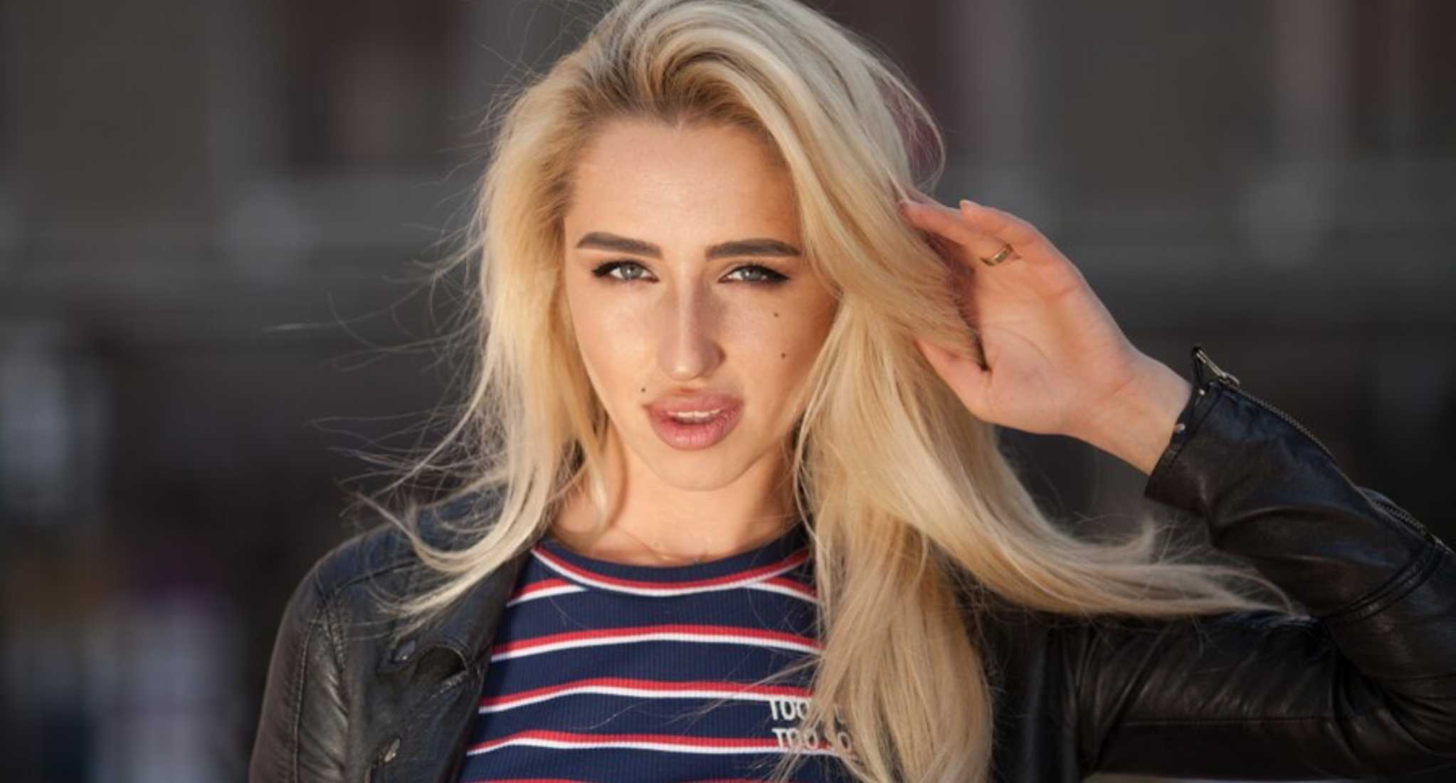17. Wolf Cut with Dark Roots and Blonde Tips