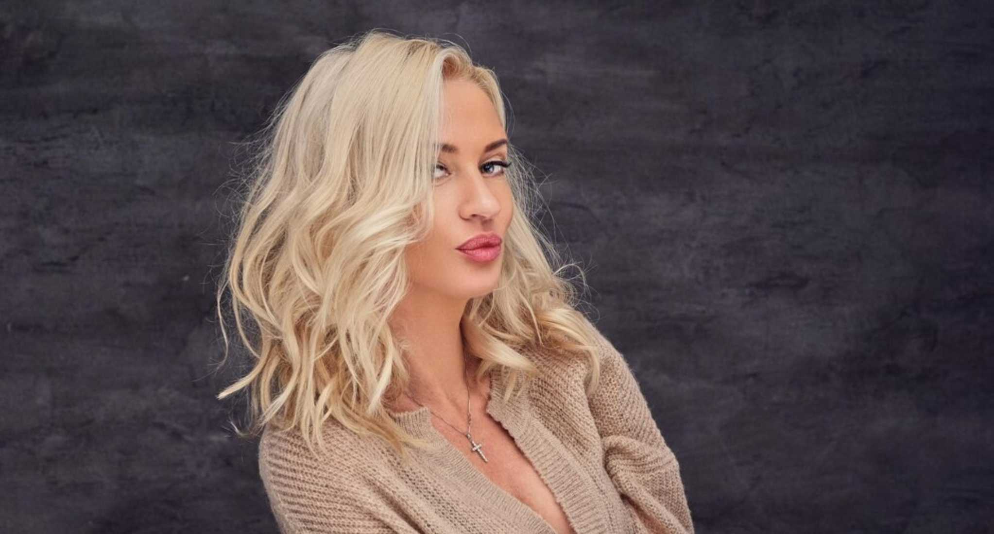 27. Champagne Blonde Wolf Cut